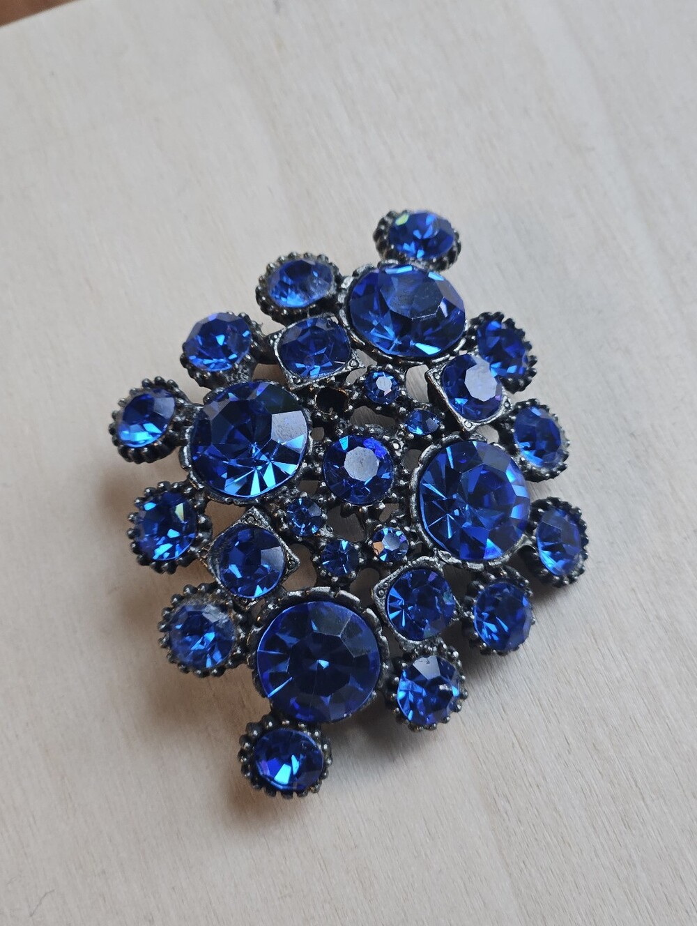 Vtg Electric Blue Glass Rhinestone Brooch